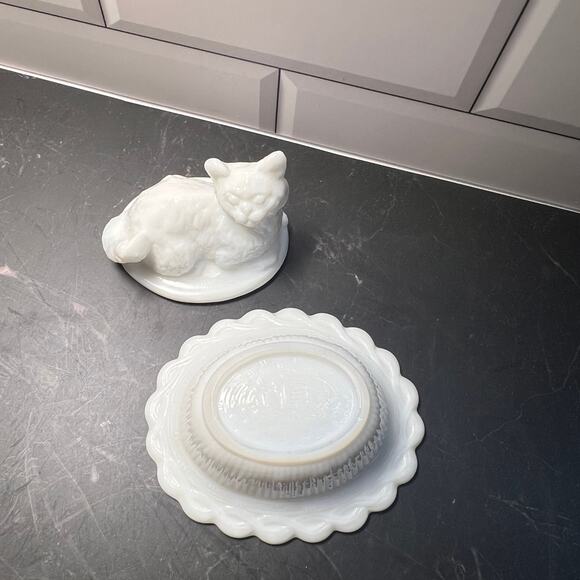 Mini Mosser Milk Glass Cat on Nest - Picture 4 of 4